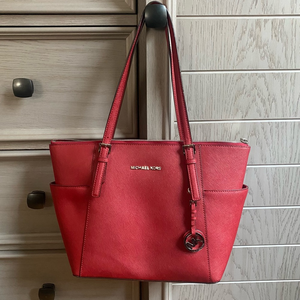 MICHAEL KORS RED JET SET TOTE - MEDIUM